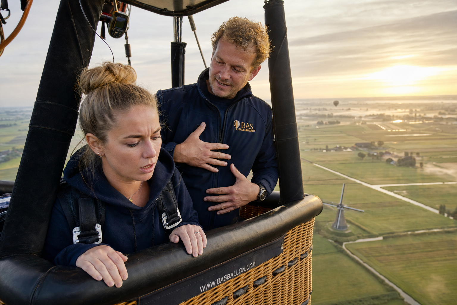 Luchtballon vaart boven landschap
