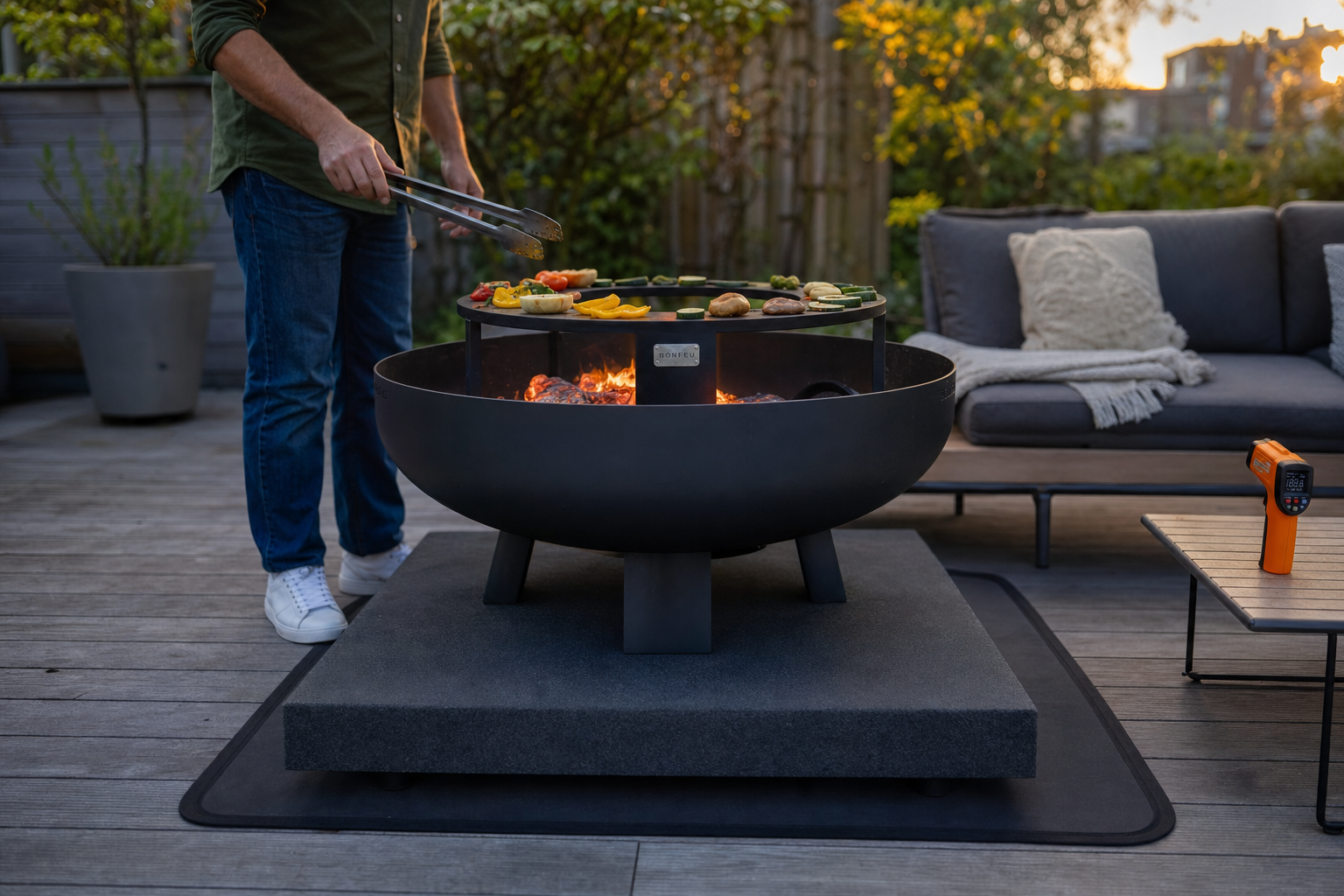 BBQ ring vuurschaal op houten terras met bescherming