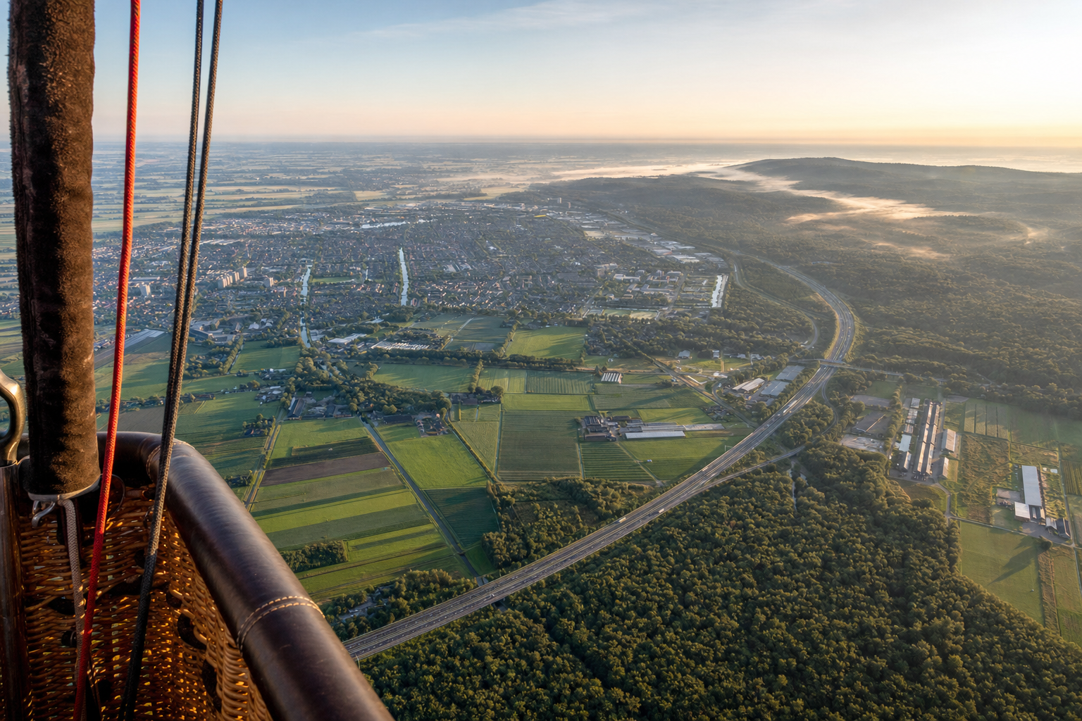 Luchtfoto ballonvaart boven Veenendaal en Utrechtse Heuvelrug
